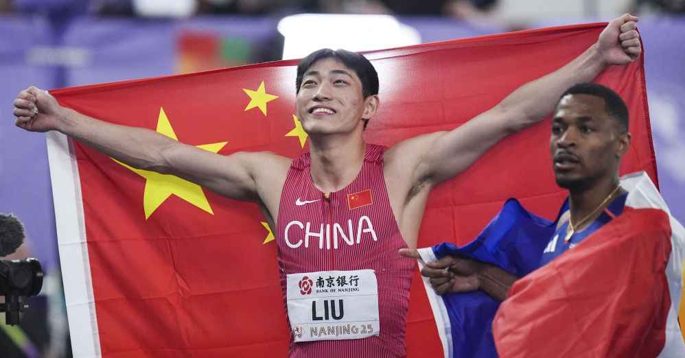 邮报：埃德森在土超遭水杯“轰炸”，欲将水杯踢回看台表不满
